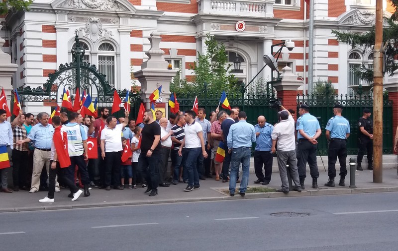 Protest la Ambasada Turciei din Bucureşti, după tentativa de lovitură de stat de la finalul săptămânii trecute