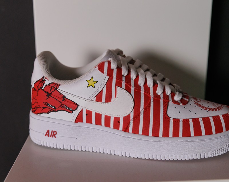 Dennis Măldărășanu face artă pe adidași: „Tata se uită la videoclipurile mele încontinuu”. Cât costă să-ți personalizezi o pereche de sneakerși
