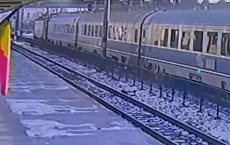 Momentul în care fetița de 13 ani din Bacău este lovită de o locomotivă, surprins de camere. În ce stare se află copila