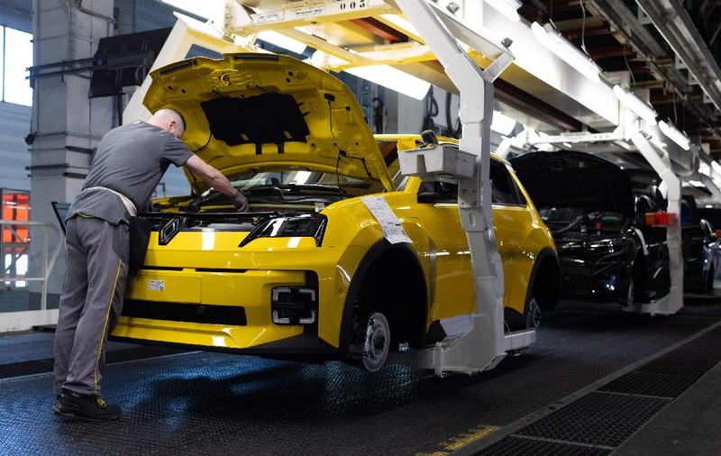 Cartel pe piața muncii: Dacia, Renault și alte șase firme, amendate de Consiliul Concurenței cu peste 32 milioane de euro, după o anchetă Libertatea