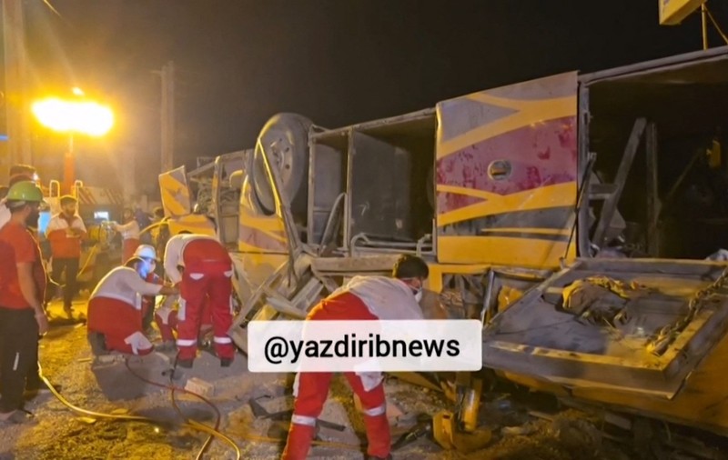 Cel puțin 28 de pelerini pakistanezi au murit în Iran, după ce autobuzul lor s-a răsturnat și a luat foc