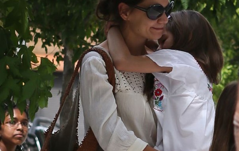 Katie Holmes şi fiica sa, Suri, implicate într-un accident rutier