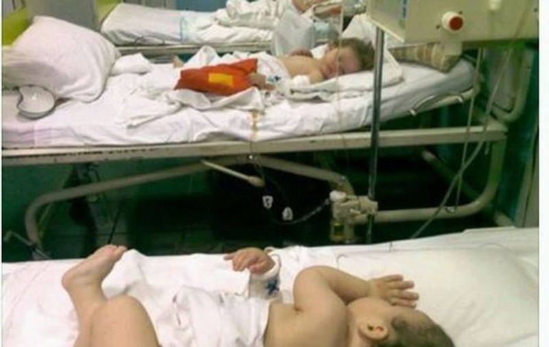 Tatăl unui copil internat cu sindrom hemolitic uremic dă în judecată spitalul din Piteşti