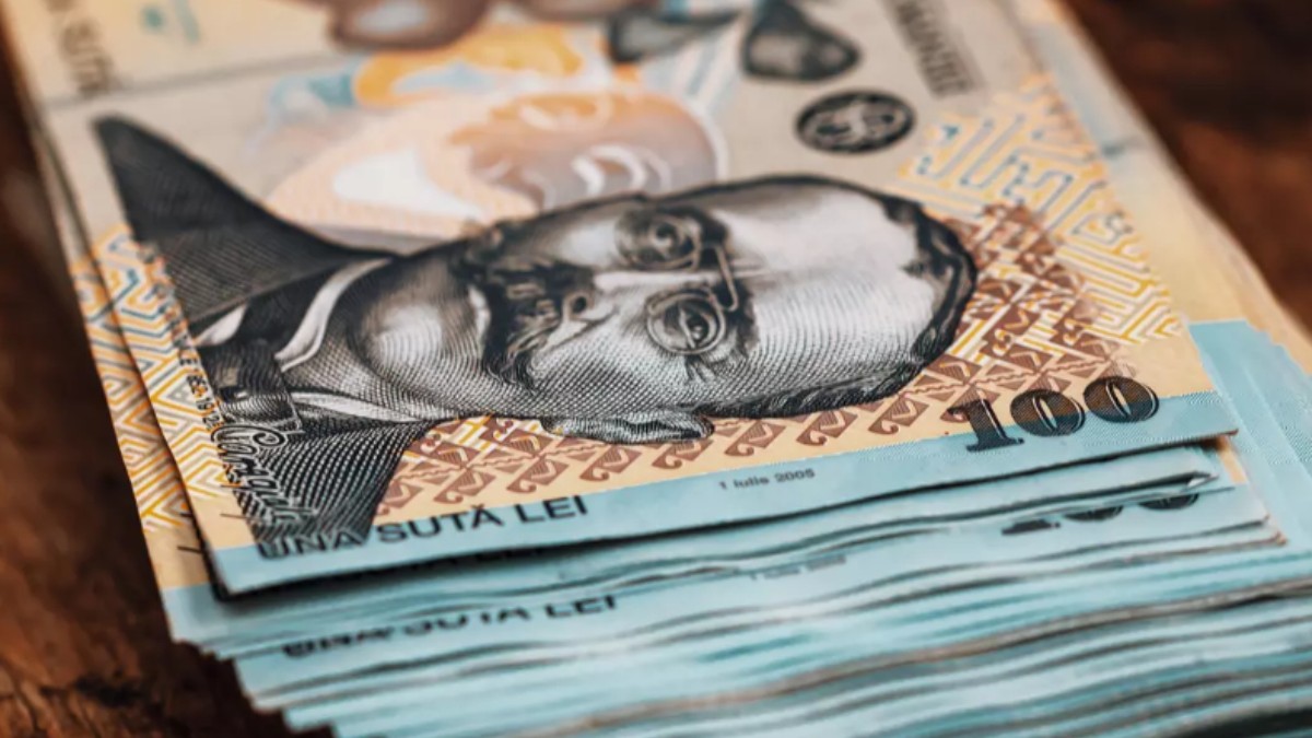 Bancnote de 100 de lei așezate într-un teanc