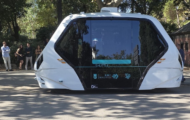 Autobuzul viitorului circulă deja într-un parc din Madrid: nu are șofer