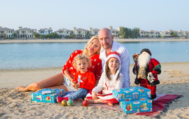 Ce familie frumoasă are Raluca Zenga! Uite ce poze au făcut de Craciun pe plaja din Dubai | FOTO