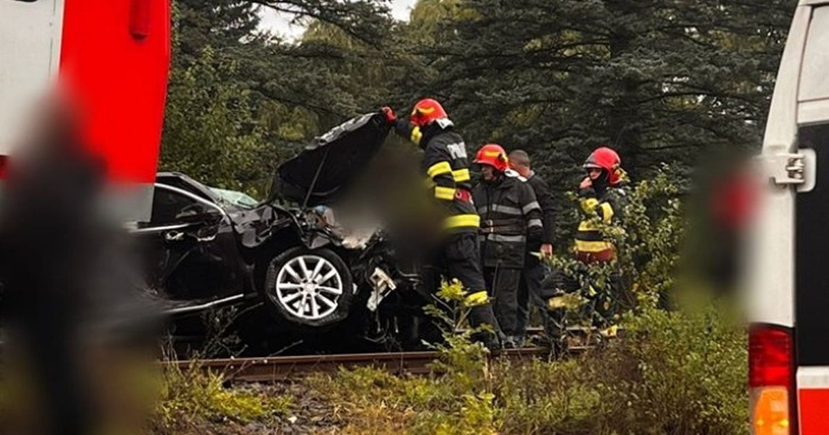 Pompierii intervin pentru scoaterea unei mașini negre de pe șine, după un accident feroviar produs în Vărbilău, județul Prahova, 7 octombrie 2025