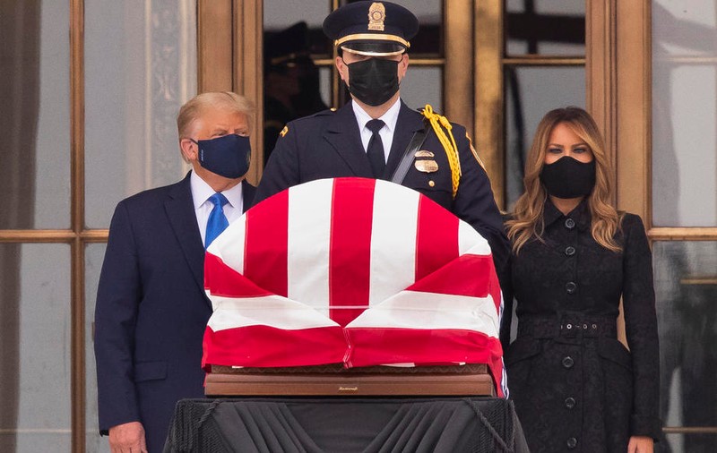 Donald Trump, huiduit la Curtea Supremă, unde a mers să-i aducă un ultim omagiu judecătoarei Ginsburg