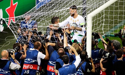 epa05334963 Real Madrid's Sergio Ramos cuts the goal net after the penalty shootout of the UEFA Champions League final between Real Madrid and Atletico Madrid at the Giuseppe Meazza Stadium in Milan, Italy, 28 May 2016. Real won 5-3 on penalties EPA/ARMANDO BABANI