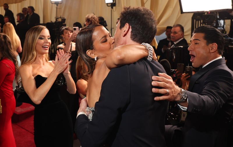 Halle Berry s-a răzbunat pe Adrien Brody la Premiile Oscar 2025. Ipostazele în care au fost fotografiați pe covorul roșu