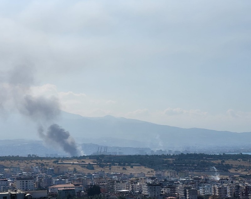 CORESPONDENȚĂ DIN TURCIA. Imaginile unei țări copleșite. Pompierii sting încă incendiul izbucnit acum 4 zile în portul Iskenderun