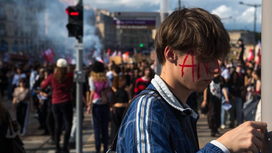 Elevi de liceu care protestează cu pancarte și bannere în timpul Actului V al mobilizării elevilor de liceu din Bordeaux, Franța, pe 13 octombrie 2026,