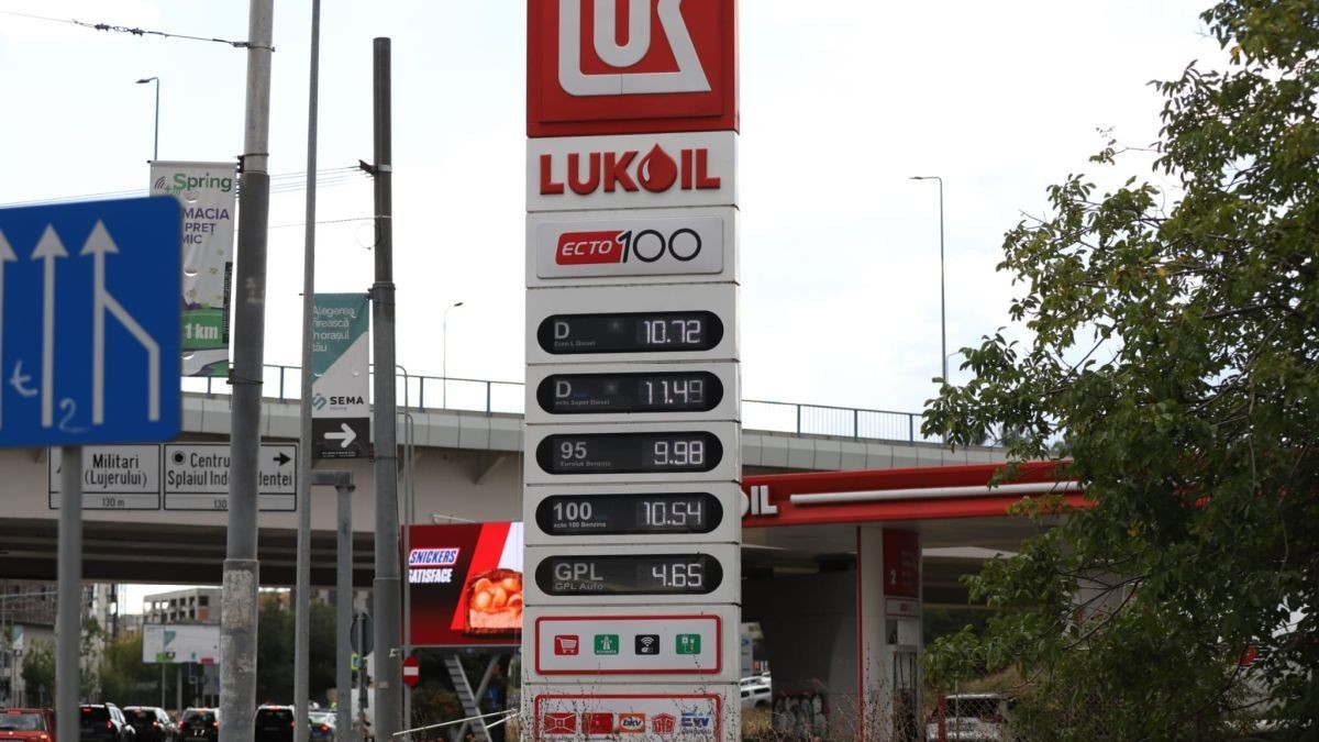 O stație peco Lukoil care are afișate electronic prețurile la benzină și motorină, București. Foto: Libertatea/ Dumitru Angelescu