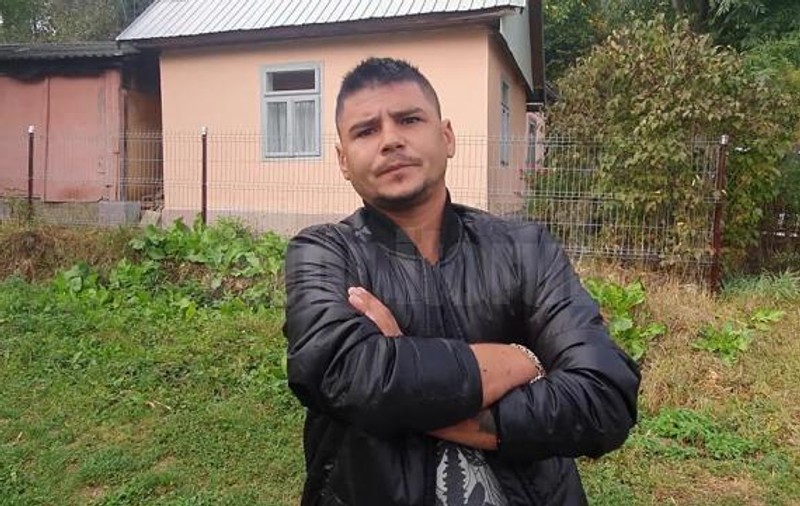 Bărbatul din Suceava care și-a legat copilul cu un ștreang de gât e cercetat în libertate. Și-a agresat fosta concubină și i-a trimis o imagine șocantă