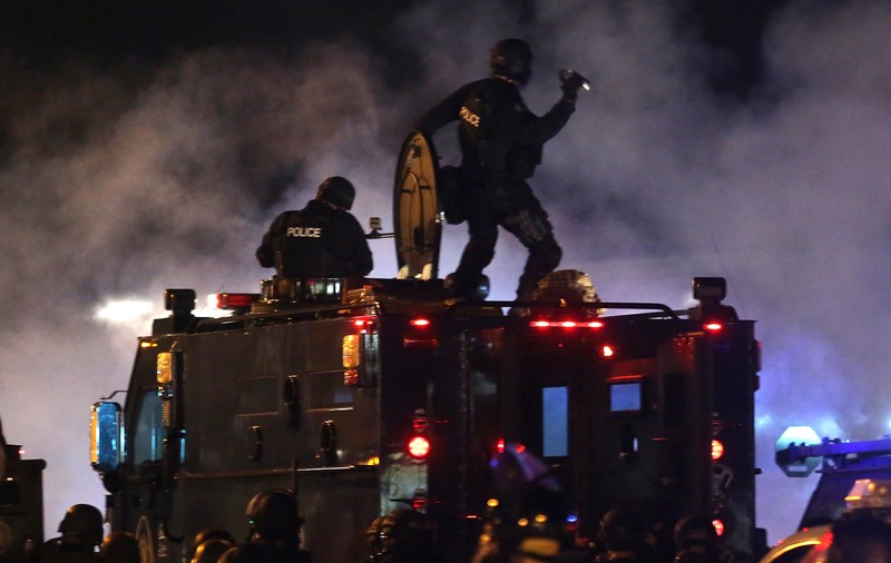 TENSIUNI RASIALE ÎN SUA: Proteste în oraşul american Ferguson, după ce un polişist a împuşcat un tânăr de culoare