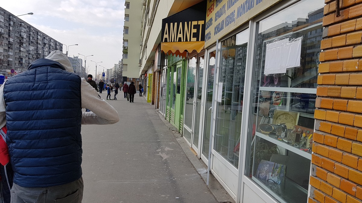 Mesajele de pe geamurile magazinelor au fost acoperite