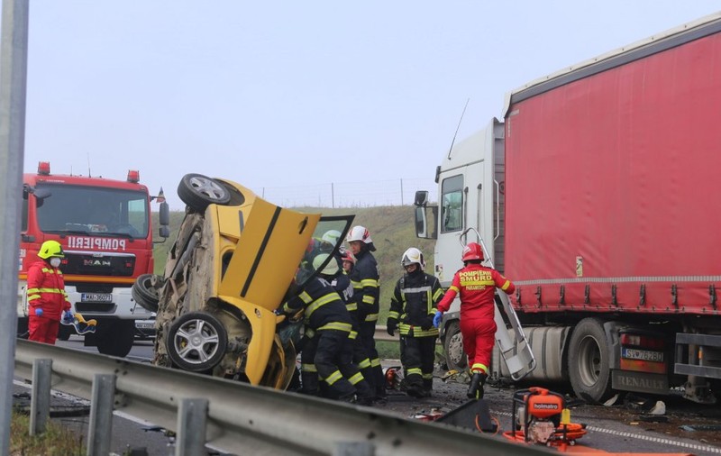 O persoană a murit și alta se află în stare gravă, în urma unui accident rutier între o mașină și un camion produs pe Autostrada A3, la Nădășelu