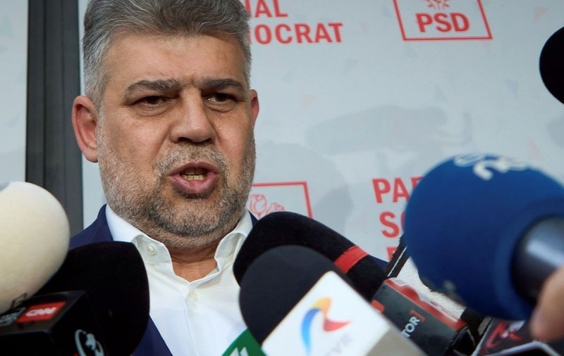 Prim-ministrul Marcel Ciolacu, liderul Partidului Social Democrat (PSD), încruntat, face o declarație de presă în timp ce se îndreaptă spre Palatul Cotroceni pentru a-și depune demisia din funcția de prim-ministru la președintele României, 5 mai 2025.