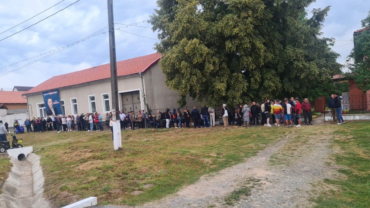 Alegători fotografiați în fața secției de votare din Zorlențu Mare FOTO Facebook/ Romeo Dunca