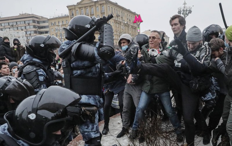 Rusia expulzează trei diplomați din UE, acuzați că au participat la manifestațiile de susținere a lui Navalnîi. Reacția lui Macron și a Angelei Merkel