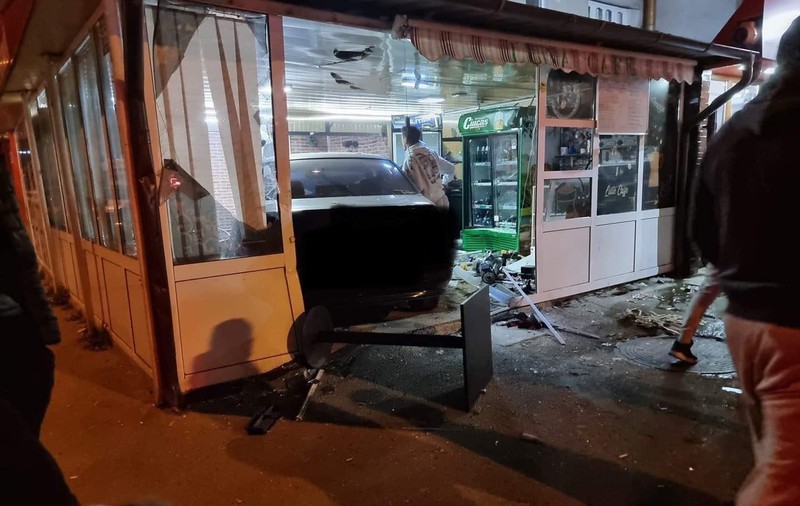 Accident rutier la Bârlad. Un tânăr de 18 ani care abia își luase permisul a intrat cu mașina într-un bar