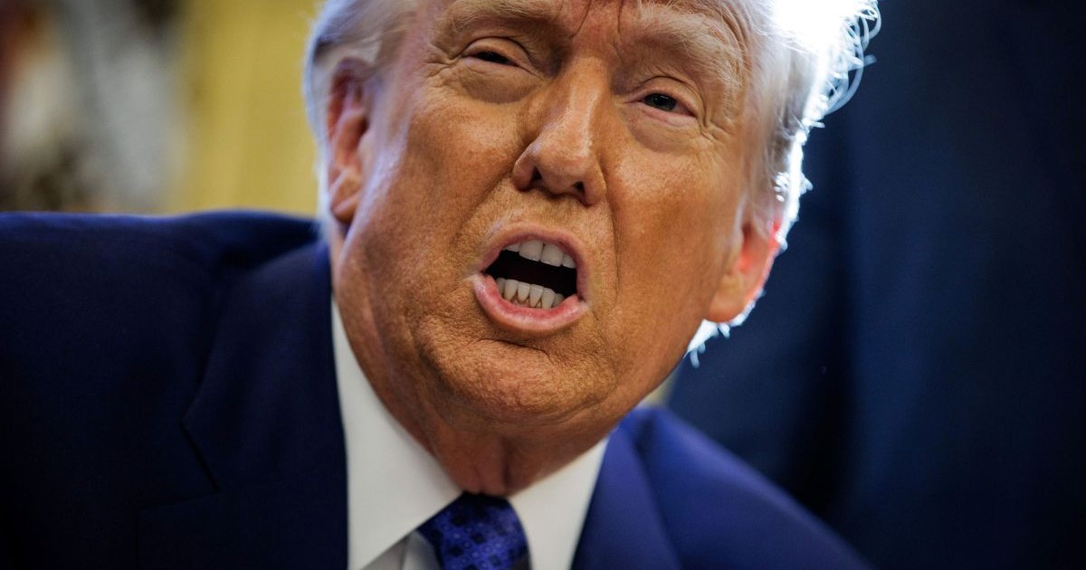 14 februarie 2025, Washington, District Of Columbia, SUA: Președintele Statelor Unite ale Americii, Donald Trump, vorbește în timp ce semnează două ordine executive în Biroul Oval de la Casa Albă. Republicanul pare foarte agitat