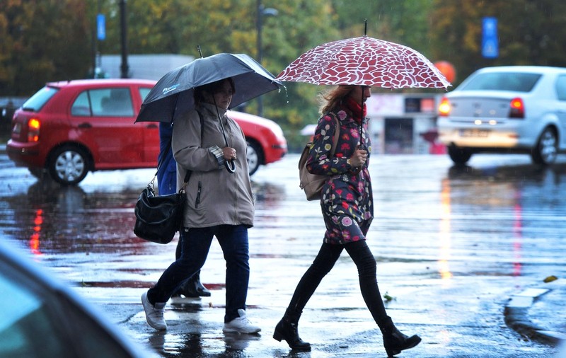 După o zi de primăvară, vremea se răcește brusc. Ploi și alte fenomene meteo extreme, în toată țara. Când se încălzește din nou