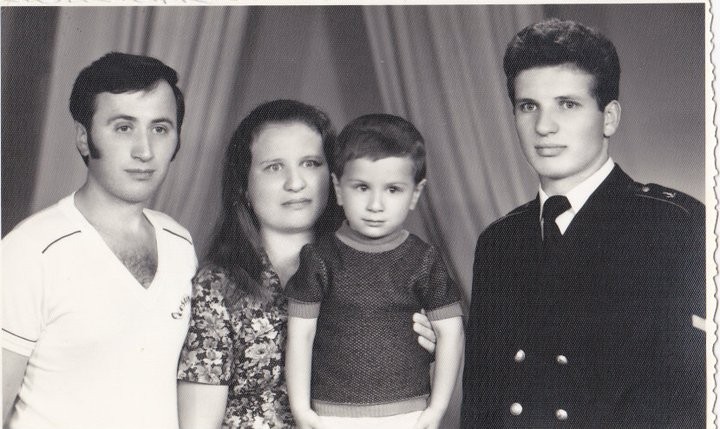 Vasile și Florica Țurcanu, alături de fiul lor și fratele Floricăi