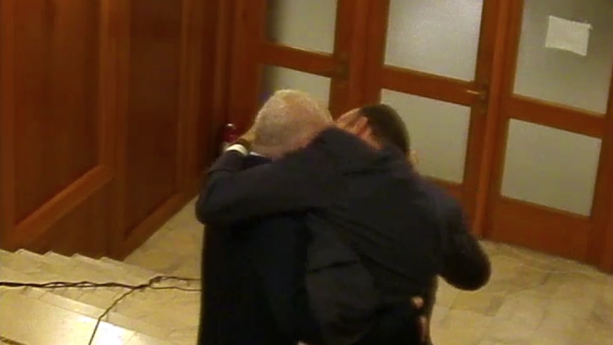 Momentul în care Dan Vîlceanu l-a atacat pe Florin Roman pe holul din fața sălii de Plen, în mai 2024