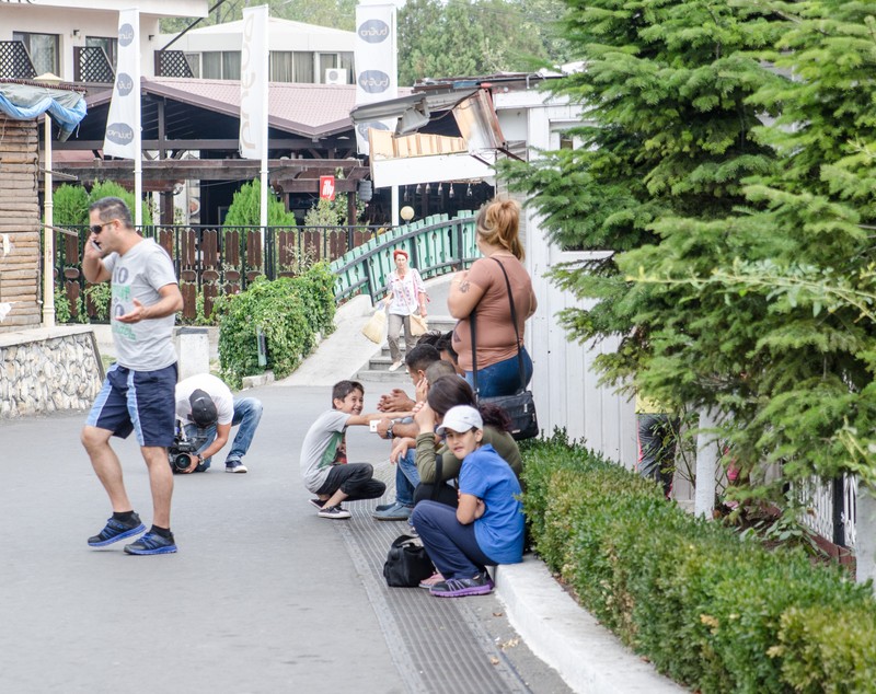 FOTO & VIDEO | Refugiați cazați în Satul de Vacanță din Mamaia. Stau în Casa Dobrogeană și au voie să-și caute de lucru. Cât plătește statul român pentru ei?