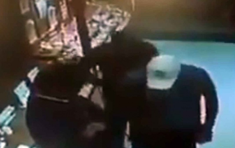 Au jefuit un magazin de bijuterii în doar două minute | VIDEO