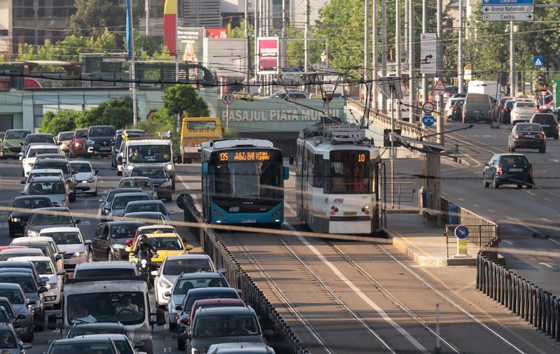 FOTO | Probleme pentru autobuzele care circulă pe linia de tramvai, la doar două zile de când Firea a lansat proiectul