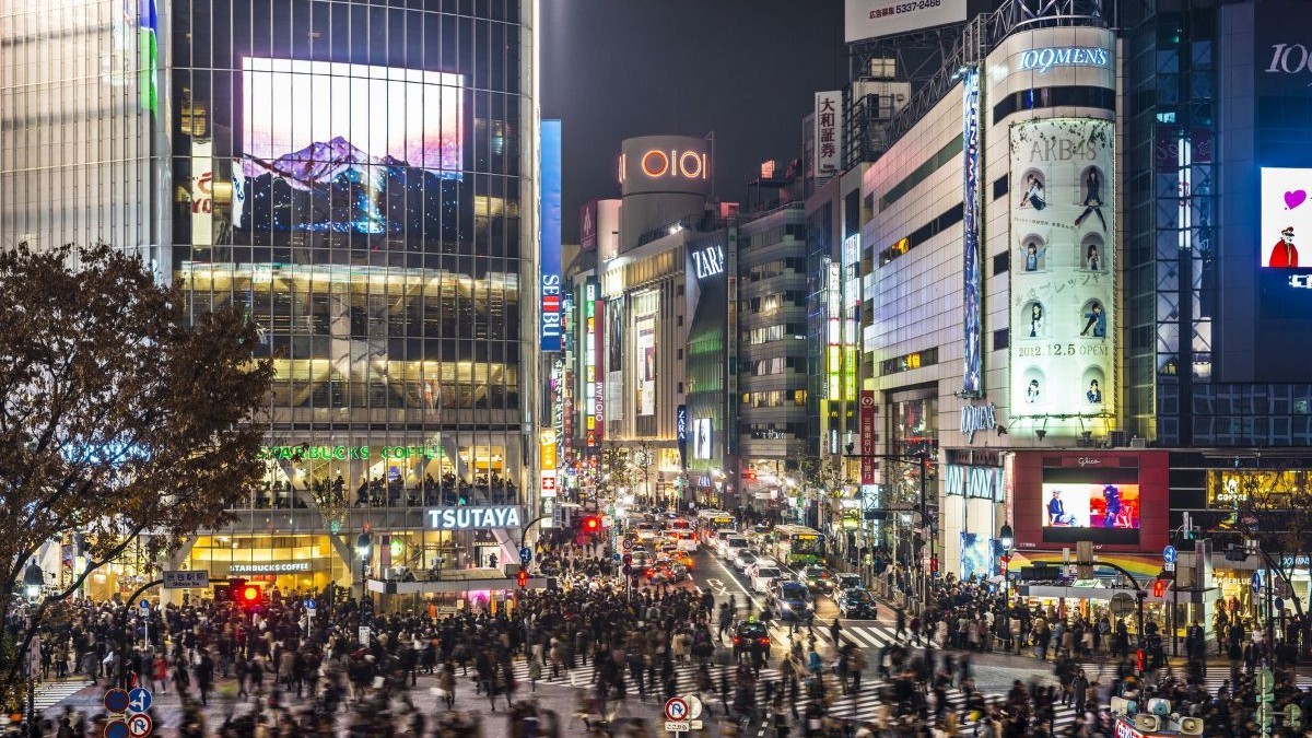 Tokyo este cunoscut drept cel mai curat oraș din lume, deși nu există coșuri de gunoi pe străzi. Sursă foto: Envato