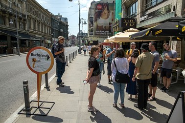 Grupul de turiști face o pauză de câteva minute la o cafenea de pe Calea Victoriei