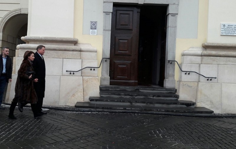 Klaus Iohannis, alături de soția sa la slujba de Crăciun de la Sibiu