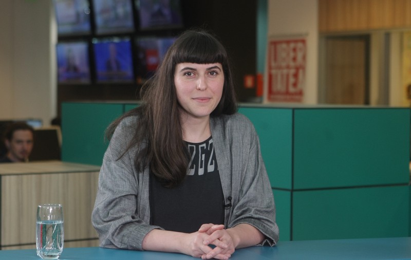 VIDEO EXCLUSIV/Povestea din spatele hainelor lui Celentano din Las Fierbinți. Stilista Monica Florescu a muncit din greu pentru a obține efectul de „murdar”