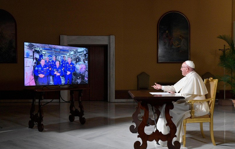 VIDEO| Papa Francisc a dialogat cu astronauții de pe Stația Spațială Internațională