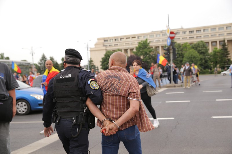 Protestatar ridicat de jandarmi în Piața Victoriei Foto: Vlad Chirea