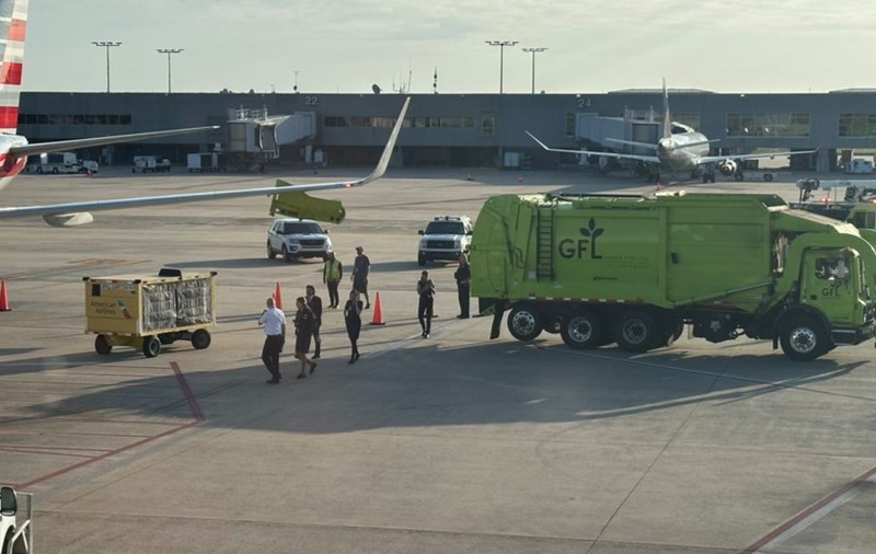O mașină de gunoi a intrat într-un avion Boeing, pe aeroportul din Greensboro: „S-a simțit ca un cutremur”