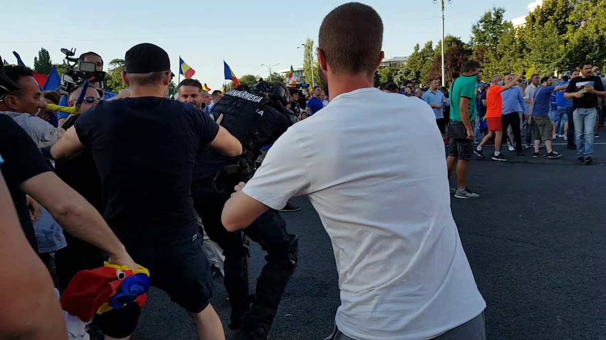 Reporterii Libertatea au filmat un alt moment în care un jandarm a fost abandonat de colegi în timp ce era bătut de mulţimea furioasă