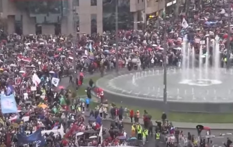 Un șofer a intrat cu mașina în protestatari, la Belgrad: mii de oameni se îndreaptă spre centrul capitalei Serbiei