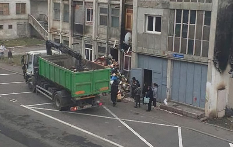 Locatari amendați după ce i-au scos unui brașovean două camioane de gunoi dintr-o cameră