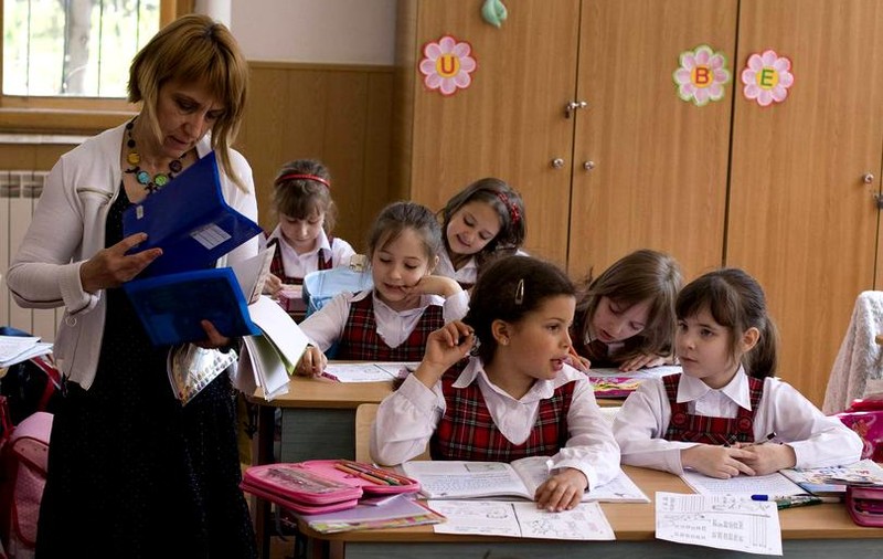 Klaus Iohannis se opune reducerii numărului de ore la şcoală: „Mii de profesori vor fi concediaţi”
