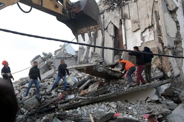 epa08025882 People search for survivors in the rubble of a building after an earthquake hit Thumane, Albania, 25 November 2019. Albania was hit by a 6.4 magnitude earthquake on 26 November 2019, leaving three people dead and dozens injured. EPA-EFE/MALTON DIBRA