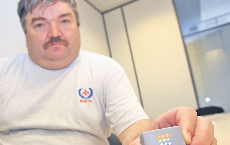 Gen. dr. Emil Străinu a realizat un dispozitiv straniu, care a primit patru medalii de aur: «Ne apără chiar şi de blesteme»