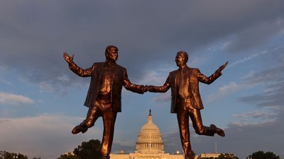 statuie donald trump-jeffrey epstein