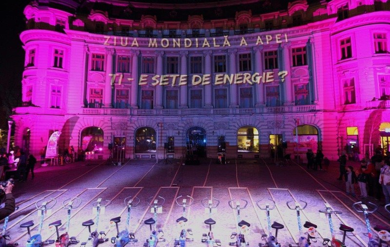 Sute de bucureșteni, prezenţi la cea mai spectaculoasă proiecţie de laser din Piaţa Universităţii | FOTO