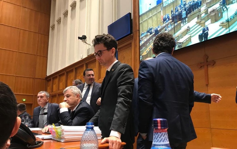 ANALIZĂ/ Blocaj în Parlament. PSD se vede în imposibilitatea de a-şi trece proiectele de lege, din dorinţa de a-şi apăra liderul