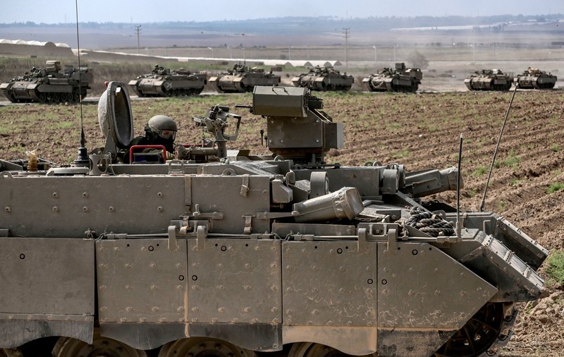 Armata israeliană anunță că a pregătit „un atac din aer, de pe mare și de pe uscat” asupra Fâșiei Gaza. Alertă de raid aerian în Tel Aviv și alte două orașe din Israel