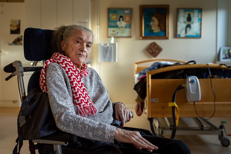 ”Și-n ascuns cu spaimă să mă uit pe trup / dacă pielea brusc a înfrunzit, / voi purta lipite peste sânge numai / hainele în care am iubit” ( Aprilie - Gabriela Melinescu, 1966)